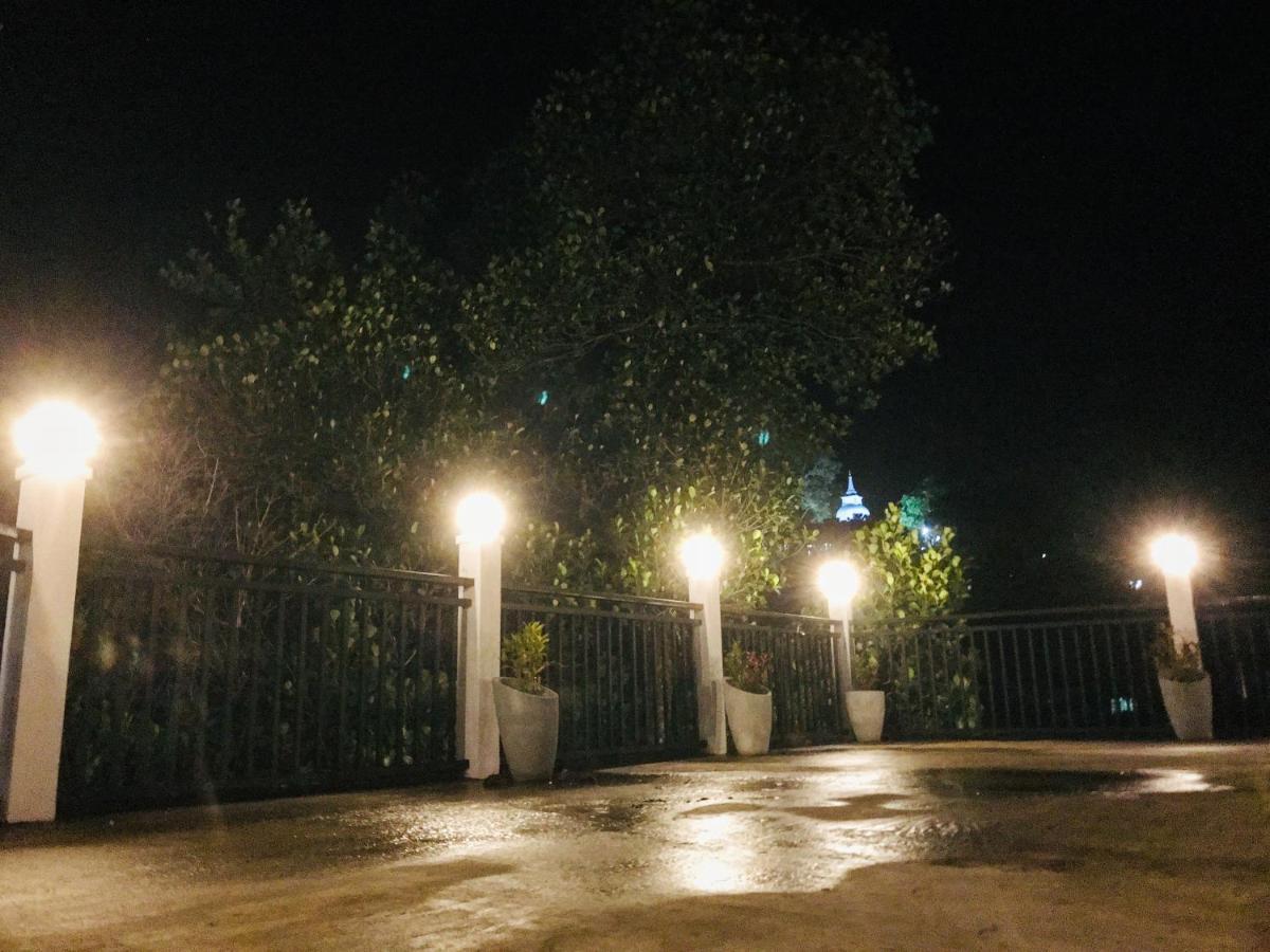 Tranquil Quarter Hotel แคนดี้ ภายนอก รูปภาพ
